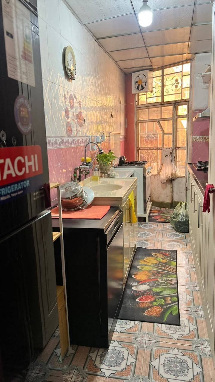 باليوم الأسود… العقار يبقى القرش الأبيض
🏠 بيت للبيع – بعقوبة / حي المعلمين
💰 السعر: 135 مليون (حقيقة وليس وهم)
بيت طابقين جاهز للسكن
📍 الموقع: بعقوبة – حي المعلمين – قرب مدرسة العدنانية
📐 المساحة: 128 متر
📏 الواجهة: 6.25 متر
📐 النزال: 20 متر
⬆️ البيت عالي من التبليط
🚗 راجع عن الشارع + حوش خارجي يكفي لدخول سيارة داخل البيت
✨ تشطيبات ومواصفات البيت:
البيت جاهز سيراميك كامل
سقوف ثانوي
الخارج نثر
البيت حلو من الداخل ويفتح النفس
👨‍👩‍👧‍👦 الفرع أغلبه سكن أساتذة، مهندسين، دكاترة – طبقة راقية
🏗 سنة البناء: 2012
🔹 تفاصيل الطابق الأول:
استقبال
صالة
مطبخ
غرفة نوم
صحيات
🔹 تفاصيل الطابق الثاني:
غرفتين نوم
مطبخ
صحيات
✅ البيت جاهز للسكن
📄 تحويل مباشر
📞 للاستفسار: ***********
