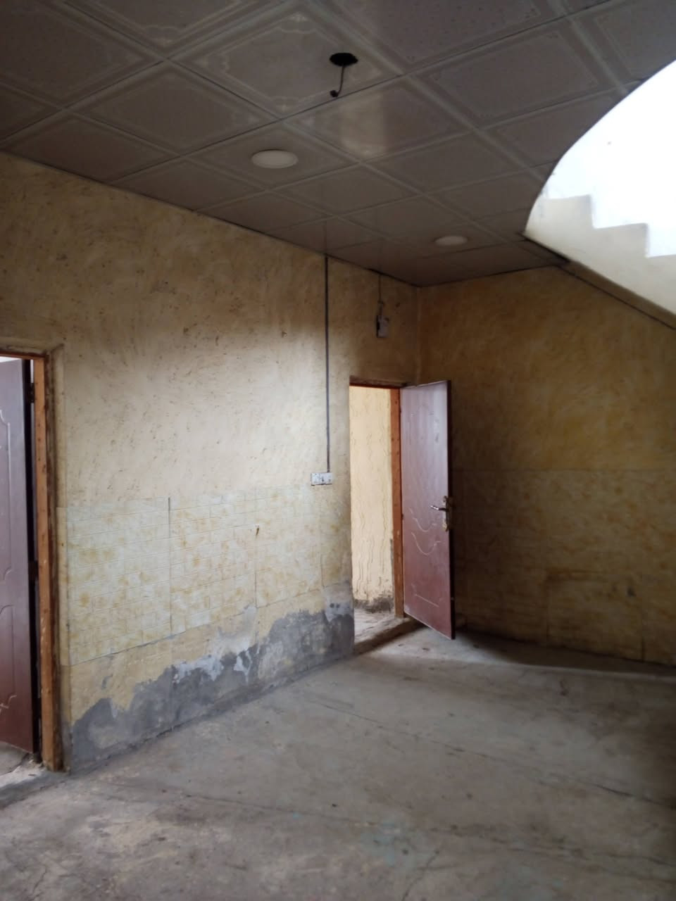 دار للايجار ١٢٠ م غرفه نوم صاله مطبخ حمامات تخاريج استقبال 
عايز فقط كاشي الدار نضيف قريب من شارع 
مقابل جوهره العرب 
شارع المطار السايدين ***********
ايجار 200 قفل
