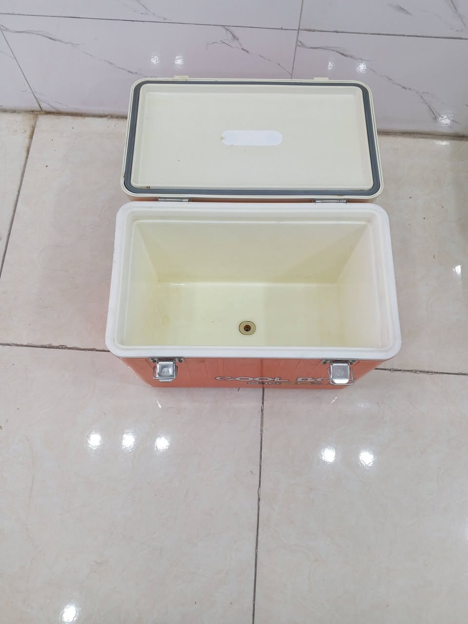 للبيع ثلاجة سفرات جديد المكان بغداد نفق الشرطة للاتصال *********** سعرها 75الف
