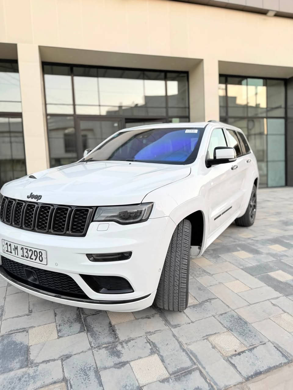 جيب كراند شيروكي اس S
ام رادار 
الموديل : 2022 . (خليجي) . 
المحرك : V6.  3.6L .
العداد :68  الف كيلو مو ميل 
وكاله هارلم السياره 
السياره مكفوله كفاله عامه من الصبغ و البارد 
سياره داخل احمر مغلفه عازل حراري لجميع جام السياره 
رقم بغداد باسمي الجديد 
سياره جديده بمعنى الكلمه 
* المواصفات : داخل احمر بلادي 
 * رادار مع مانع تصادم امامي . 
* تحذير الخروج عن المسار . 
* نقطة عمياء .
* دفع رباعي 4x4 . 
* اوتو بارك .
* ذاكرة خزن ميموري لحفظ وضعيات الجلوس . 
* المقاعد الأمامية مع تدفئة . 
* صف المقاعد الخلفية مع تدفئة . 
* ويل قياس 20 انج اسود لماع .
* مقود السائق كهربائي . 
* تدفئة ستيرن . 
* سقف بانوراما .
* شاشه 8.4 انج .
* نظام الملاحة (GPS) . 
* نظام خاص للطرق الوعرة . 
* مصابيح امامية زنون . 
* المصابيح الأمامية مع LED لايت . 
* كشافات الضباب زنون . 
* تشغيل عن بعد .
* صندوق كهربائي .
*  حساسات أمامية . 
*  حساسات خلفية .
* كاميرا خلفية .
* بخاخ ماء لتنظيف المصابيح الامامية .
* مرايا بخاصية التعتيم الذاتي . 
* مرايا جانبية قابلة للطي كهربائيا . 
* بلوتوث تلفون . 
* محدد سرعة . 
* نظام تشغيل واطفاء اوتماتيكي للمحرك للتوفير من صرف الوقود .
* نظام بريك اوتماتيكي امامي خلفي 
وباقي مواصفات ال s معروفه السياره جديده بمعنى الكلمه جاهزه من كلشي تخم تايرات جديد السياره مابيها مصرف دينار واحد 
للاستفسار اكثر 
***********
