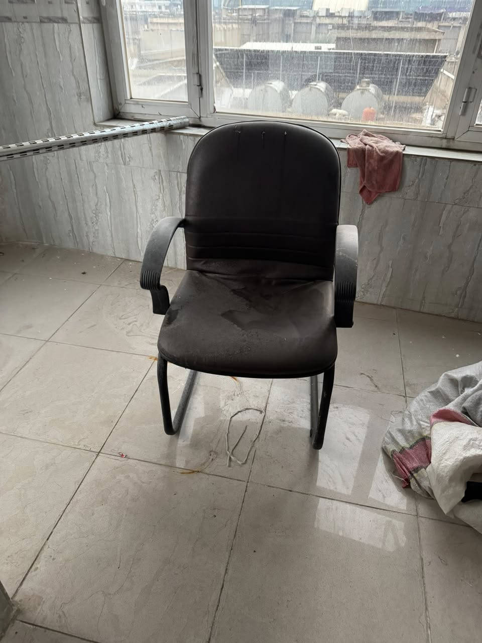 للبيع موجود في شيخ الله
ستاندات حديد كل ستاند اربع رفوف

العدد 15 ستاند 

سلة عدد 6

كرسي عدد 2

مكتب عدد 2

طاولات عدد 5

 سكك حديد 

للتواصل على الرقم واتساب :

***********
