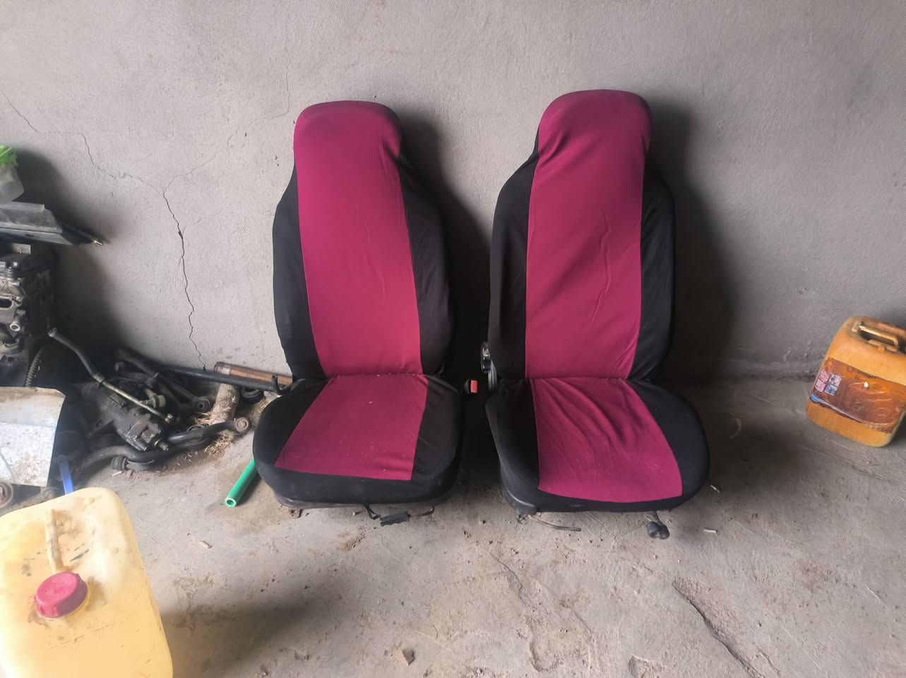 السلام عليكم
أربعة أبواب فكترة للبيع نضاف جدد .كشنات اثنين كدام انضاف 
سعر الابواب 250 الف .وسعر الكشنات 80 الف
للتواصل على الرقم ***********
