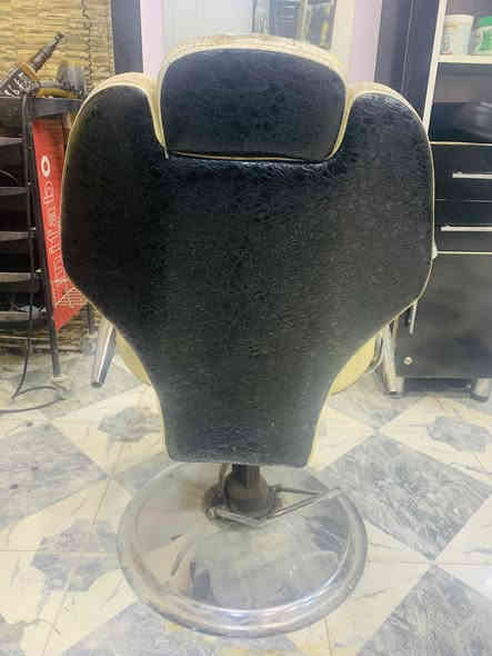 للبيع 
كرسي 100 
فاترينة 30 
المراية 30 
العربانة 25 ..
ستفسار .. *********** واتساب او فيس متواجد
