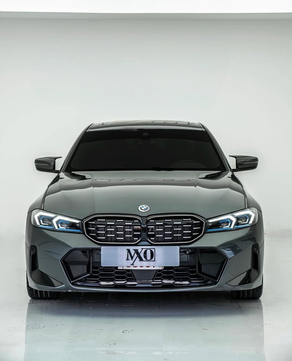 للبيع: BMW 330i 2022 لون نفطي — مرقمه دهوك

📍 الموديل: بي ام دبليو 330i – 2022
🚘 اللون: نفطي / زيتـي (Metallic)
📅 الممشى: ~65,000 
🔧 سيرفـس كامل،  زيرو مسج، نظيفة جداً 
السياره بس تركبها و تروح مبيها نقطه مصرف نضيفه من كل نواحي 
بيها جاملغ تبديل شركه و صندوق صبغ بدون دواخل 
نظام شاشة-تاتش، Apple CarPlay / Android Auto، كاميرا خلفية، حساسات، نظام ثبات DSC، وسائد هوائيه

• Front Collision Warning
تحذير من الاصطدام الأمامي + فرملة تلقائية إذا قربت تصدم

• Lane Departure Warning
ينبهك إذا طلعت عن المسار بدون غماز

• Blind Spot Monitoring
تحذير بالنقطة العمياء بالمرايات

• Forward Collision Mitigation
يخفف قوة الحادث أو يوقف السيارة تلقائياً

• Pedestrian Warning
يكشف المشاة وينبهك

• Rear Cross Traffic Alert
ينبهك إذا أكو سيارة جاية من الجانبين وأنت تطلع للوره

• Parking Sensors + كاميرا خلفية
مساعدة بالركن

💰 السعر المطلوب: (268)و بيها مجال بسيط 
📞 للتواصل: (***********)
📍 الموقع: (دهوك)
