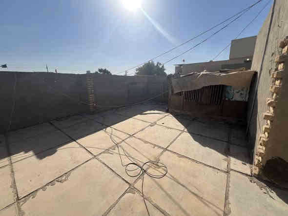 اعلان من #النيزك_للعقار لبيع وشراء الاراضي و الدور الزراعية والسكنية والمقاولات العامة 
--------------------------------------------
دار للبيع  بموقع ممتاز 
موقع البيت - صلاح الدين - قضاء بلد - مقابيل كلية الصناعة
 
-السعر :125 وقابل للتفاوض 
يتكون من :

- غرف عدد 2
- مطبخ 
- صالة 
- صحيات 
-منور

مساحة البيت : 190م بالسند واقع حال 200م

📄 نوع العقار : طابو صرف 

--------------------------------------------
للاستفسار والتواصل : *********** - ***********

او زيارة مكتبنا الكائن في - صلاح الدين - بلد - شارع الامير - مقابل عيادة الدكتور قاسم حاتم
