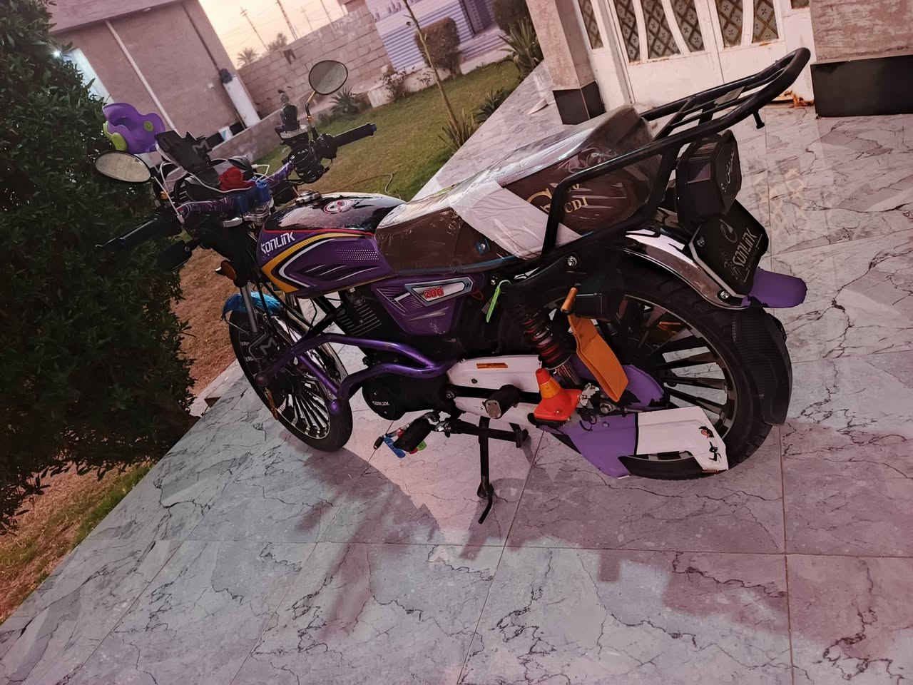 يالله.
سولنك 2025 لون مميز محرك 200cc دراجه خير من الله ونعومه فول محركها بلاد واخرس مصروف عليها شوفت عينك درع محرك تفصال لايت زنون اتحدا اليوكف كدامك باليل دراجه مصروف عليها خير من الله الصور هيه تحجي. 
سعرها 1100 او مراوس واخذ فرق مكاني سجاريه 
***********
