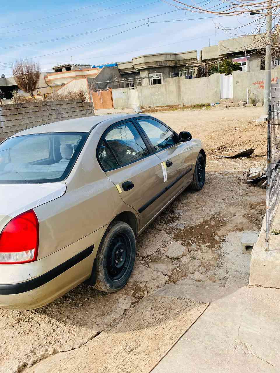 هۆندای ئەلێنترا مۆدێل 2002
ئاڕم سلێمانی
مەکینە 20 
بێ بۆیاخ، بەڵام کاڵبوونەوەی هەیە
هیچ مەسروفێکی تیا نییە، بێ تەقە و ڕەقە
چوار تایەی تازەی لەسەرە
تەبریت گەرم و سارد بەشەرت
نرخی 57 گەڵا و کەمێک مەعامەلە.

ژمارە مۆبایل
*********** حلبجة, السليمانية
