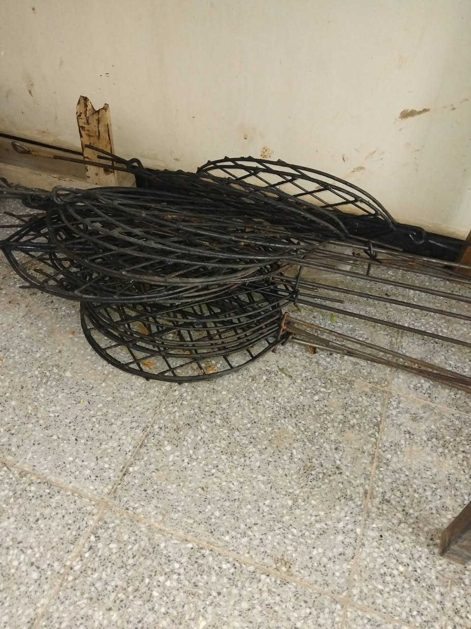 للبيع ميز مخضر طول ٧متر عرض٧٠سم والثاني ٢متر عرض ٧٠ سم وشواية سمك وسكافات عدد ١٥ وحوضين الاتصال  ***********
