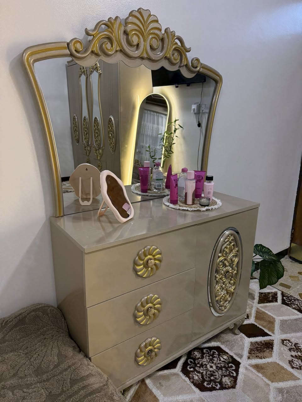 غرفة شبابية تركية 5 قطع تختين وقنصور وميز مرايا وكمدينة نظيفة سعر 550 وبيها مجال بسيط عنوان موصل


**إذا كنت صاحب هذا الإعلان وتريد حذفه لأي سبب، رجاءا أرسل رسالة إلى الدعم الفني**