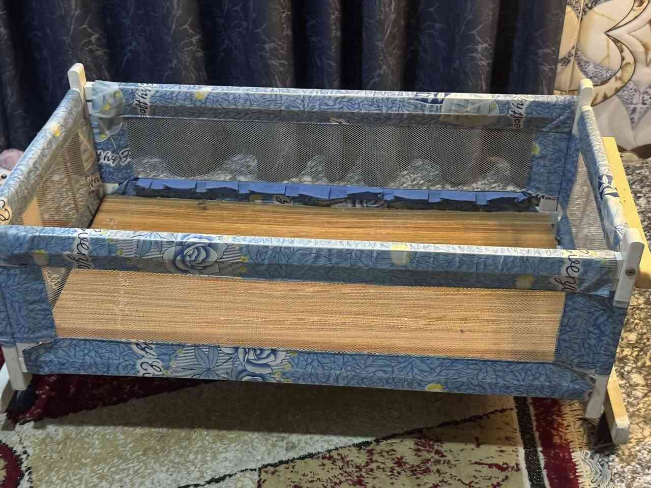 سرير طفل مستخدم (كاروك ) سعره 20الف بدون توصيل وبدون تنزيل بالسعر ***********
