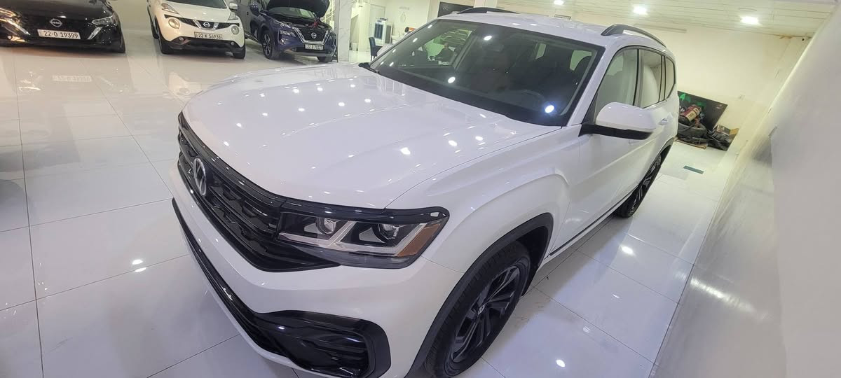 السلام عليكم
Volkswagen Atlas SE 2023 4MOTION 

✨ فول مواصفات (عدا الفتحة)
سيارة عائلية قوية، مريحة، ونظيفة جداً

⚙️ المواصفات:
 • محرك ٦ سلندر 
 • دفع رباعي 
 • تشغيل بصمة + تشغيل عن بُعد
 • شاشة كبيرة تدعم Apple CarPlay و Android Auto
 • 7 مقاعد – 3 صفوف
 • جلد قرميدي فاخر
 • تبريد ثلاثي + تحكم كهربائي بالمقاعد
 • جنوط رياضية 20 إنج أسود
 • أضوية LED كاملة
 • كاميرا خلفية + حساسات أمامي وخلفي
 • نظام النقطة العمياء
 • تحذير اصطدام + كبح تلقائي
 • مثبت سرعة ذكي (Adaptive Cruise Control)
 • نظام مراقبة المسار
 • باب خلفي كهربائي يُفتح بحركة القدم

📌 ملاحظة: حادث خفيف (صبغ نص بند و جاملغ) رقم شانصي موجود بالصور
📍 مكان السيارة أربيل

💰 السعر: ٢٦٥٠٠ دولار

📞 للاستفسار: ‭0750 446 6341 ‬

