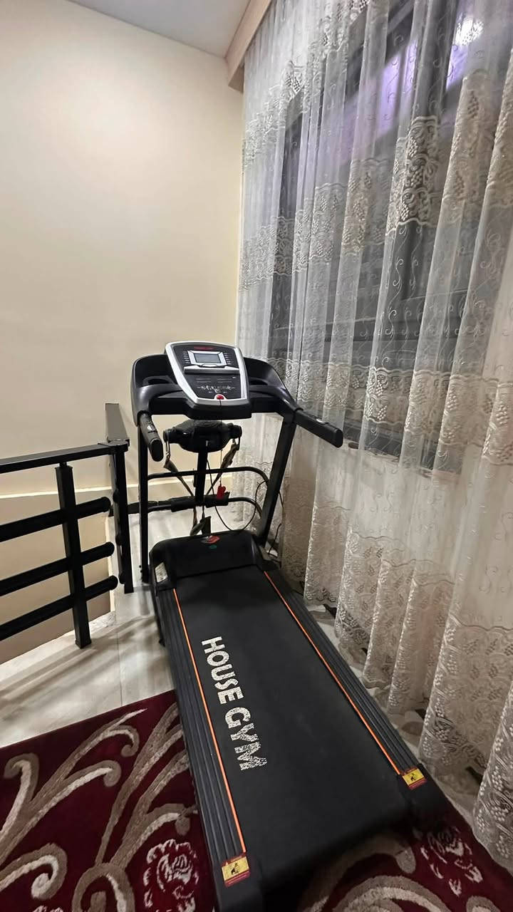 السلام عليكم
جهاز مشي كهربائي HOUSE GYM بحالة ممتازة، مزود بشاشة رقمية نعرض الوقت والسرعة والمسافة والسعرات الحرارية، ومفتاح أمان لسلامة المستخدم. مناسب للمشي والجري داخل المنزل، سهل الاستخدام ويساعد على تحسين اللياقة البدنية وحرق السعرات للاستفسار
***********
