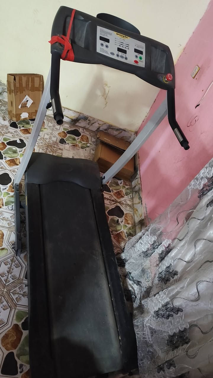 جهاز جري نضيف شغال ماركه عالميه كلشش حلو يفيد للقاعات والبيت للتواصل مراسله الرقم ***********
