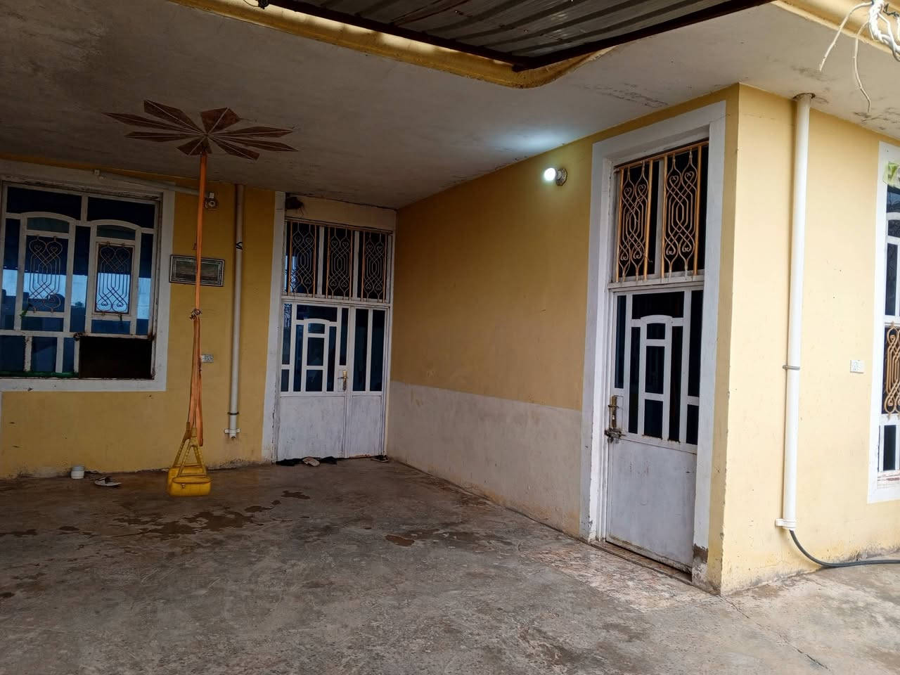 يوجد دارالبيع الهارونية العقود المساحة ٤٠٢٧ متر علمن انة ادار يطل على شارعين حديقة المساحة ٢٠٠متر+ استغبال +هول+مطبخ امامي+مطبخ خلفي+غرفتين نوم الستفسار اتصال ***********
