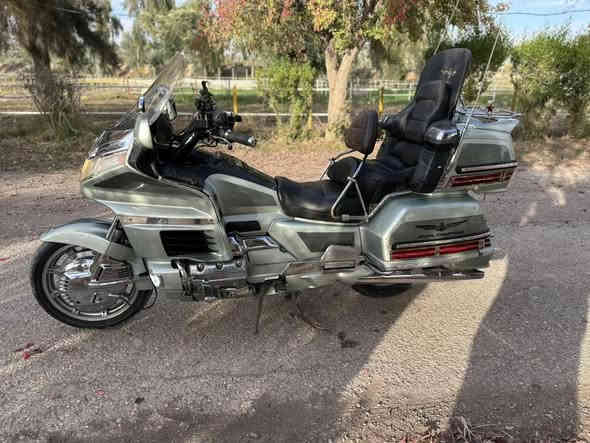 السلام عليكم /هوندا گولد ونگ 
موديل/1999
رقم/ نجف انگليزي اب اسمي
مكفوله من كلشي 
كهربائيات كلهه شغاله عليهه ادامه كامله كابريترات 
ماء راديتر جديد دهن جديد (موتل)
تايرات جدد
فلنجات جديده
تخم دسكات جدد
تخم سماعات جديد
مسجل بلاتوث
سستم نشرات 
عليهه تزويد كلش حلو موضح بالصور
دراجه جديده وجاهزه ماناقصهه شي 
مكان الدراجه ديالى بعقوبه
سعر الدراجه (36)$
اي استفسار(***********)
