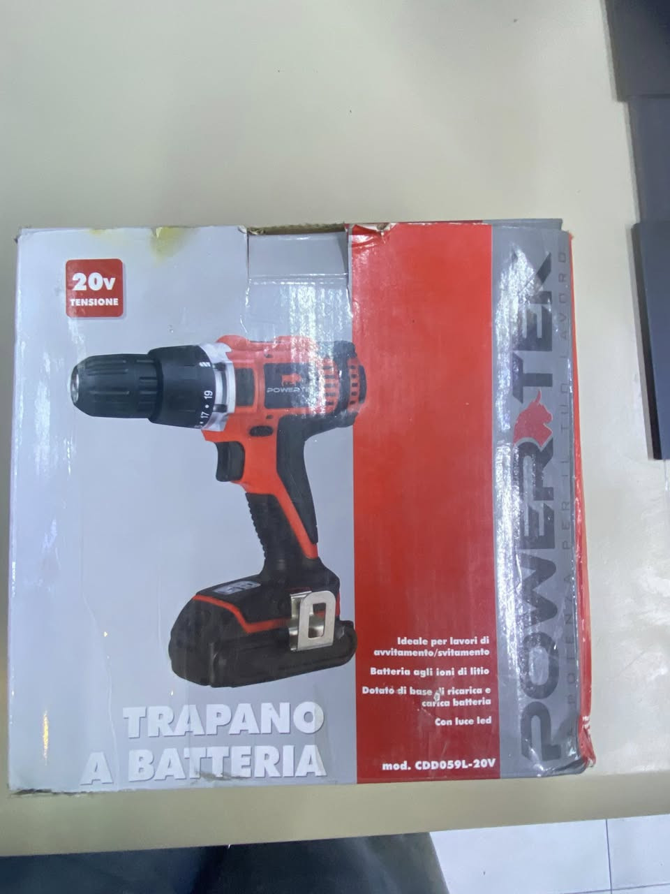 سلام عليكم متوفر جملة مفرد شكد ما تريد اوفر لك للاستفسار ***********
• الاسم: TRAPANO A BATTERIA
 • الماركة: POWERTEK
 • النوع: دريل/مفك يعمل على البطارية (لاسلكي)
 • الاستخدام: حفر + شد/فك البراغي

⸻

⚡ الجهد والطاقة
 • الجهد: 20V
 • البطارية: ليثيوم أيون (Lithium-Ion)
 • غالبًا يأتي مع بطاريتين (واضح بالصورة) + شاحن
 • بطارية الليثيوم تمتاز بـ:
 • وزن أخف
 • عمر أطول
 • شحن أسرع
 • ما تفرغ بسرعة عند عدم الاستخدام

⸻

🔩 السرعة والدوران
 • السرعة:
 • من 0 إلى 550 دورة/الدقيقة (RPM)
 • السرعة متغيرة حسب ضغطك على الزناد
 • مناسب للأعمال المنزلية والورش الخفيفة

⸻

🔄 عزم الدوران (Torque)
 • يحتوي على حلقة تحديد العزم (الأرقام حول الرأس)
 • تفيد في:
 • منع كسر البراغي
 • منع تلف الخشب أو البلاستك
 • أرقام متعددة (مثل 3 – 5 – 7 … إلخ)
 • كلما زاد الرقم زاد العزم

⸻

🧲 ظرف الحفر (Chuck)
 • الحجم: 10 مم
 • نوع: بدون مفتاح (تغيير الريشة باليد بسهولة)
 • يدعم:
 • ريش خشب
 • ريش حديد خفيفة
 • رؤوس براغي

⸻

💡 ميزات إضافية
 • ✅ ضوء LED أمامي
 • يشتغل تلقائيًا عند الضغط
 • مفيد بالأماكن المظلمة
 • ✅ زر عكس الاتجاه
 • شد البراغي
 • فك البراغي
 • ✅ مقبض مطاطي
 • مريح
 • يقلل الانزلاق
 • ✅ فتحات تهوية لتبريد المحرك
