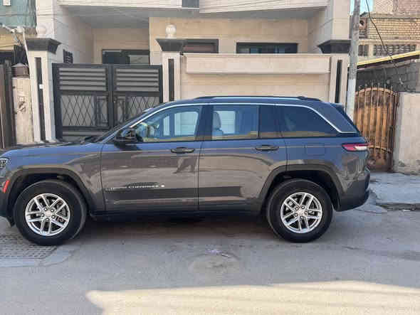 جيب شيروكي لاريدو 2024 كلين
ماشية 7000 بس 
رقم بغداد
خمسة راكب 
فتحة سقف 
بصمة
شاشة جبيرة
تحكمات قطعتين 
رادرات امامية وجانبية 
مانع تصادم
والمواصفات ال لاريدو 
حادثها شبر بالجاملغ بدون ايرباك
السعر : 31,500$ بيع مستعجل 
للاستفسار الاتصال
***********
