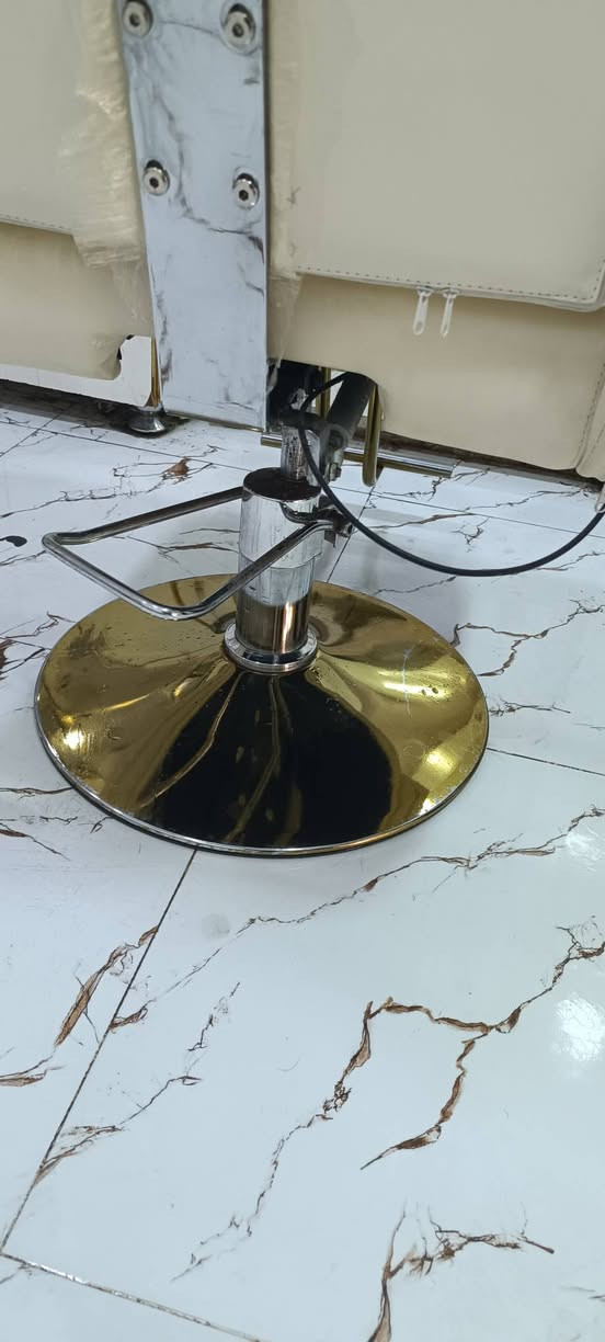 كراسي حلاقة عدد٢ للبيع + مرايات عدد ٢ والكومدي مالهن السعر كلهن 500الف جدد استعمال موسم واحد مكاني ديالى بعقوبة لتواصل *********** واتساب او اتصال
