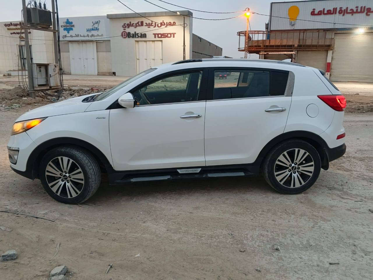 كيا سبورتج  2014 . أمريكي. فورويل . مكينه 2400 . قطعتين تبريد . تحكم ستيرن. مانع انزلاق. تحكم بتقليص البنزين أشاير بلمري . رام خزن . علمأ طختهه صبغ نصف البابين جهه السايق وخشم البنيد   السعر . علرقم  ***********
