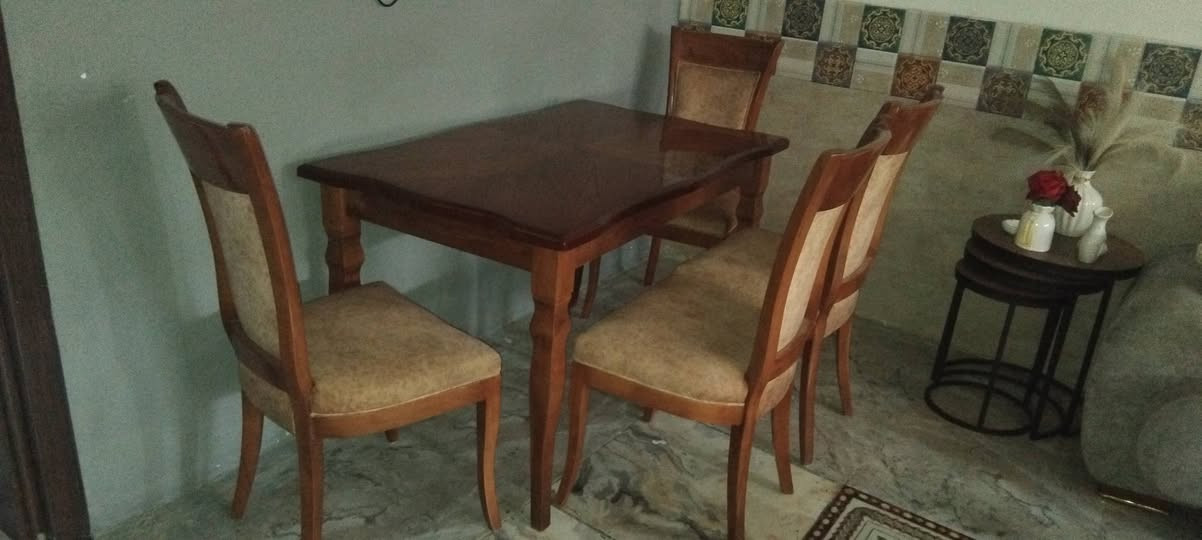 ميز طعام ٣٠٠حي القاهرة ***********ع بي مجال
