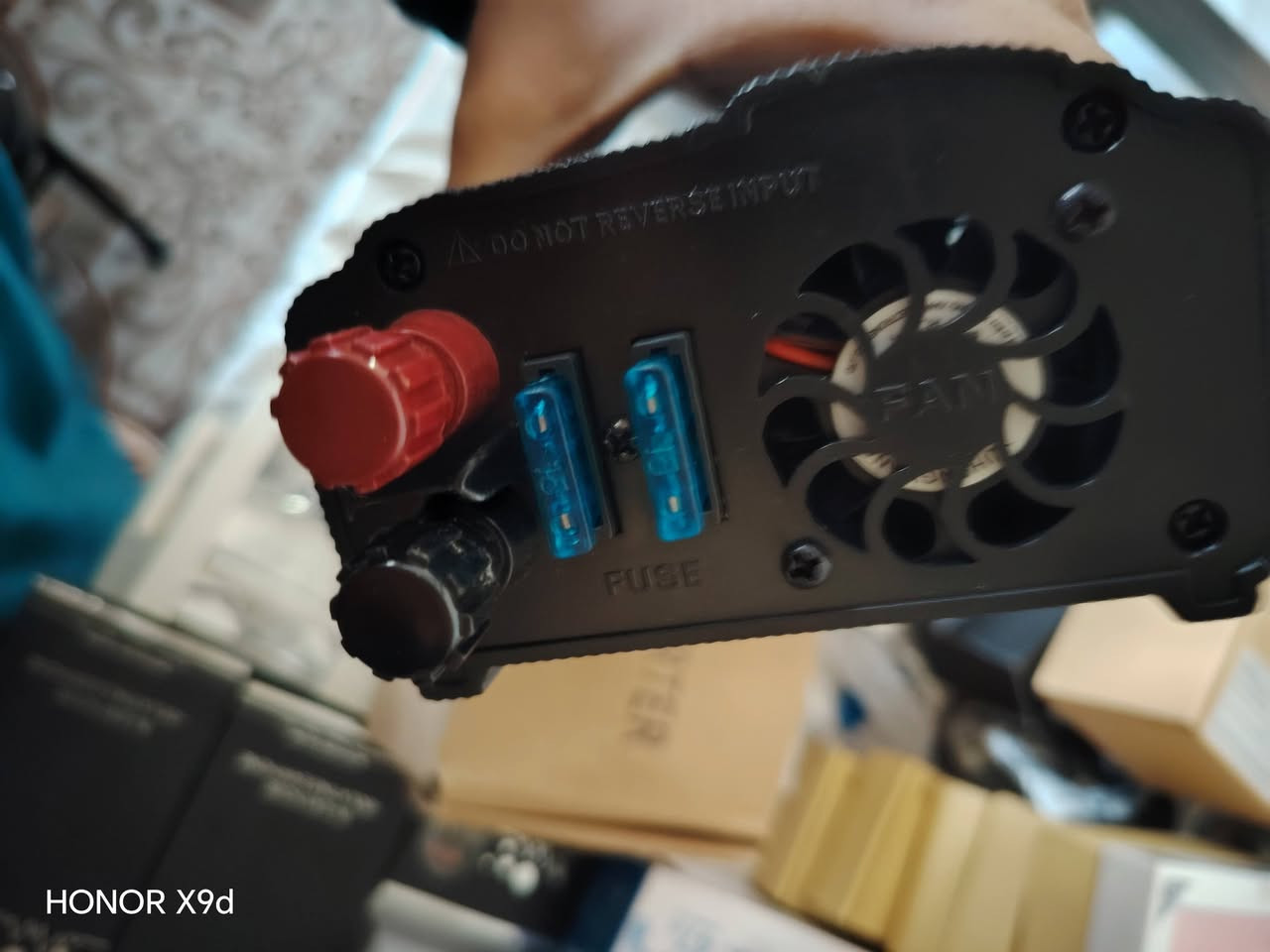 هذا الجهاز هو عاكس طاقة (Power Inverter) يُستخدم لتحويل التيار المستمر (مثل بطارية السيارة) إلى تيار متردد لتشغيل الأجهزة الكهربائية المنزلية.
النوع: عاكس طاقة (Power Inverter). 
المميزات: قد تأتي بعض الموديلات بقدرة 1000 واط وتوفر موجة جيبية نقية. 
الشهادات: المنتج حاصل على شهادات CE و RoHS ومعتمد وفقًا لمعيار ISO9001:2008، ومصنوع في الصين.
الاستخدام: يحول جهد التيار المستمر المنخفض إلى تيار متردد 220 فولت. 
عندي ٢ منه 
للتواصل واتساب ***********
