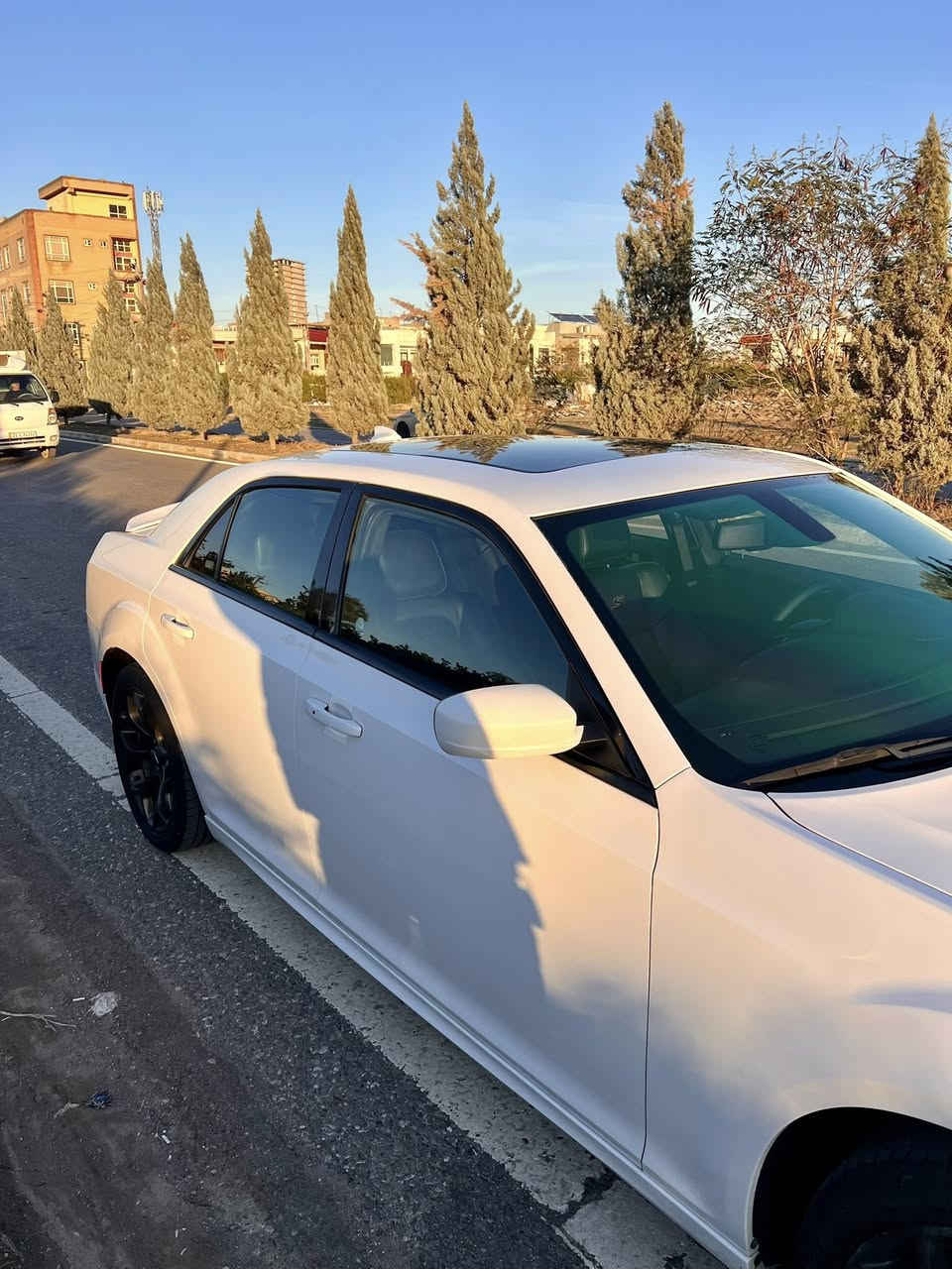 Chrysler 2018 S Gold 
كندي كلين تايتل  ٦٧ الف ميل 
سيارة كلين فقط تعديل بسيط بيها بدون ضرر
رقم اربيل بأسمي  سنوية جديدة 
سعر ٣٠٠ ومجال  عنوان اربيل
*********** واتساب
