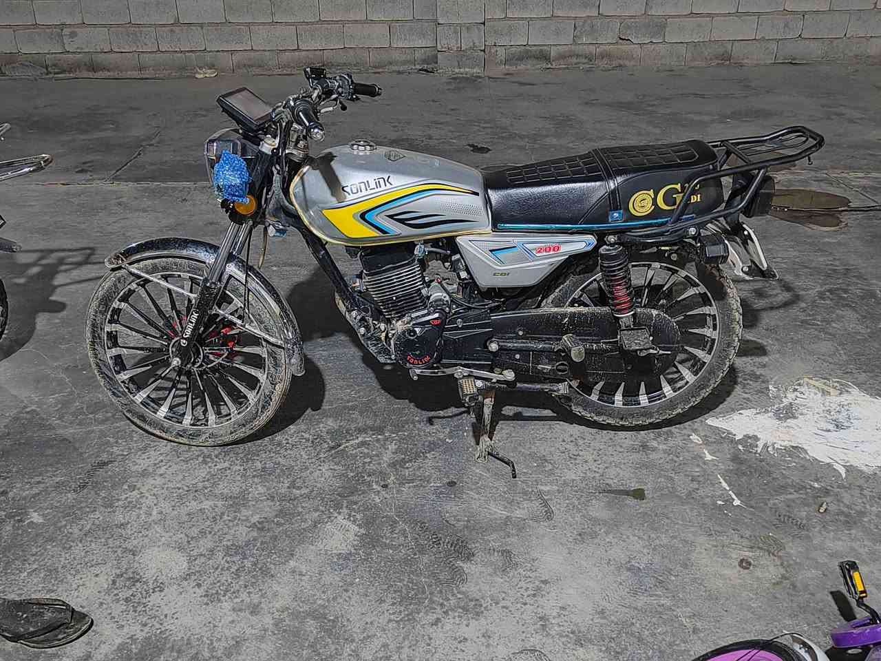 السلام عليكم دراجة للبيع ضاقطة وزنجيل فول نشاط وشرط ما محطوطة عليها سبانة الدراجة نضيفهة ماشية ٨٠٠٠ السعر ٨٢٠ قفل المكان مكيشيفة ***********
