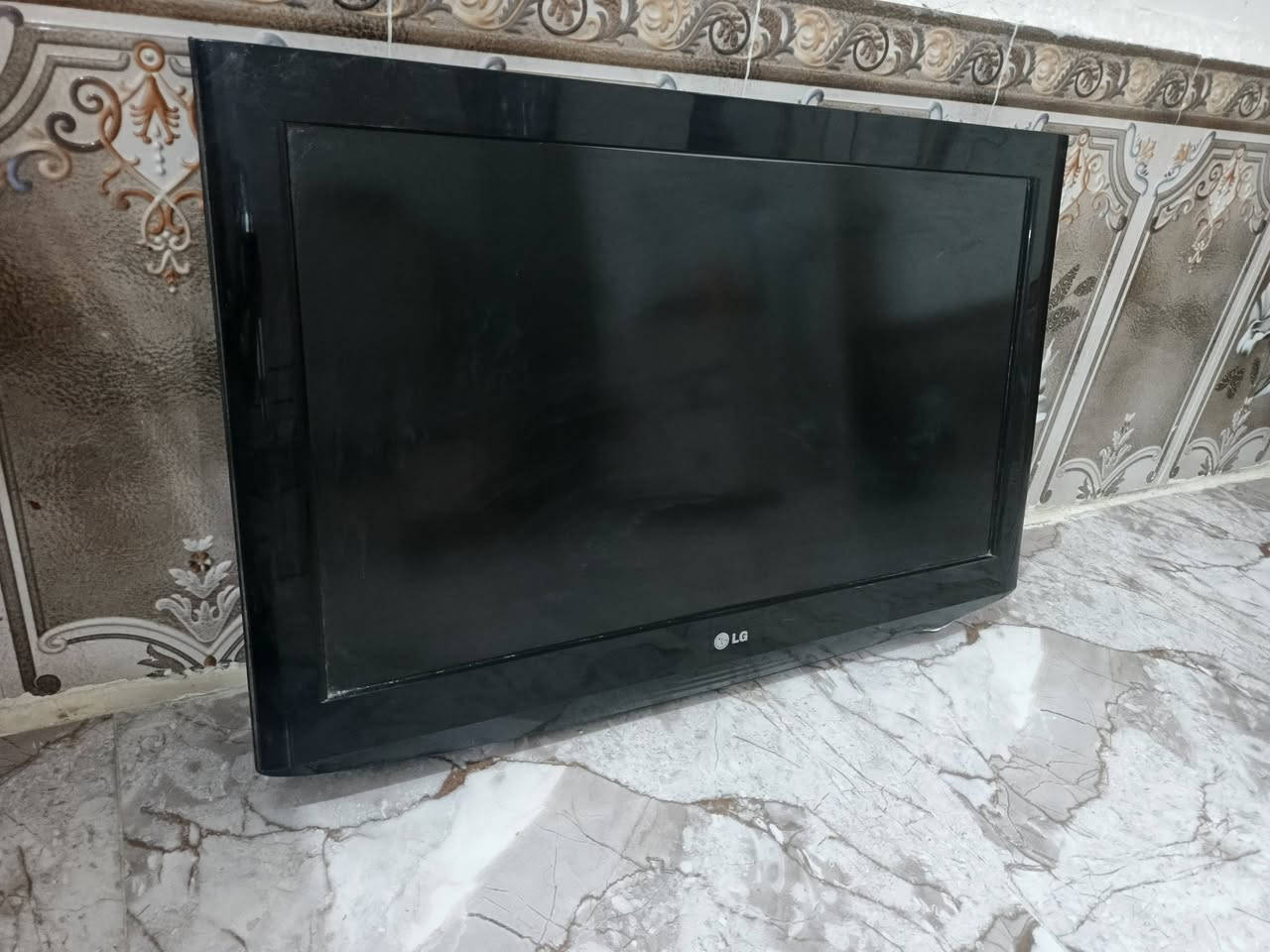 شاشة LG الاصلية حجم ٣٢ سعرها ٥٠ الف وبيها مجال للشراي.. *********** واتساب@
