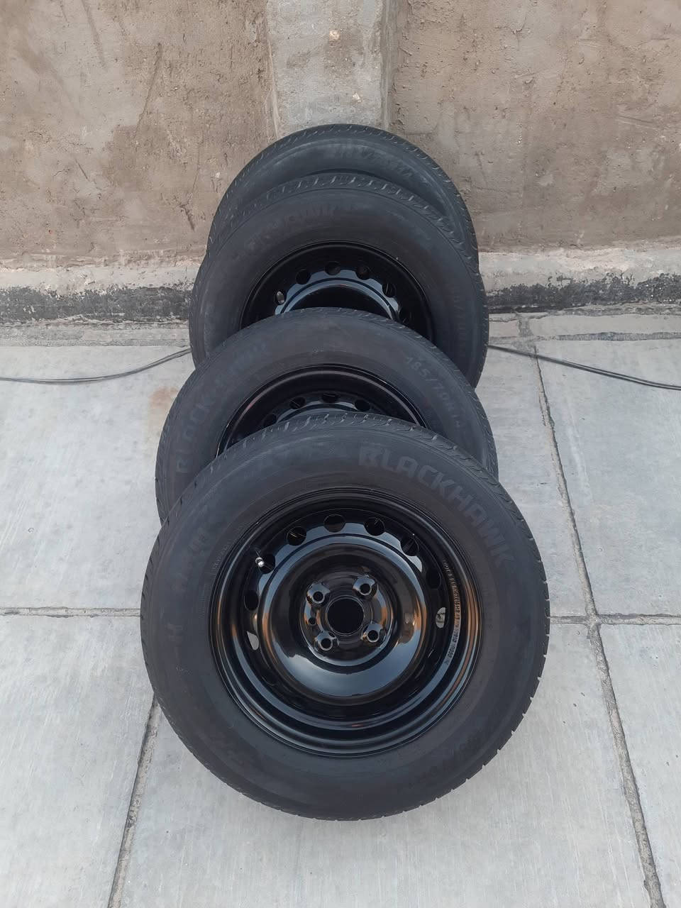 سلام عليكم ورحمة الله وبركاته 
تخم.   إطارات  بلاك هوك قياس.     14---185---70   
مع ويل اسود أكسنت مصبوغ حراري.  نضافه ٩٠/١٠٠
السعر. ٢٥٠ الف مكاني نجف ------***********------بي وتساب
