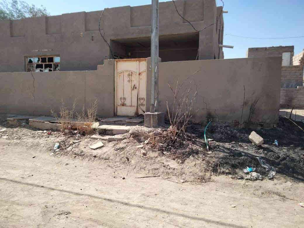 بيت طابو زراعي سند ٢٥ مشمول بالتطويب للبيع على طريق السنية قرب معمل الكاشي خلف معمل اصباغ كرستال ٥٠٠ متر عن الشارع العام..
المساحة ٣٠٠ متر
بناء بلوك البناء تقريبا ١٨٠ والباقي حديقه وكراج جانبيات
غرفتين نوم وصاله جبيره واستقبال ومطبخ وصحيات 
الارضيه شتايكر 
السكف عكادة
ارضيه السطح طين
القطعه مستطيله 
النزال بحدود ١٤ متر 
والواجهية بحدود ٢٠ متر
معروض ب ٣٥ مليون
للاستفسار *********** ديوانية, القادسية
