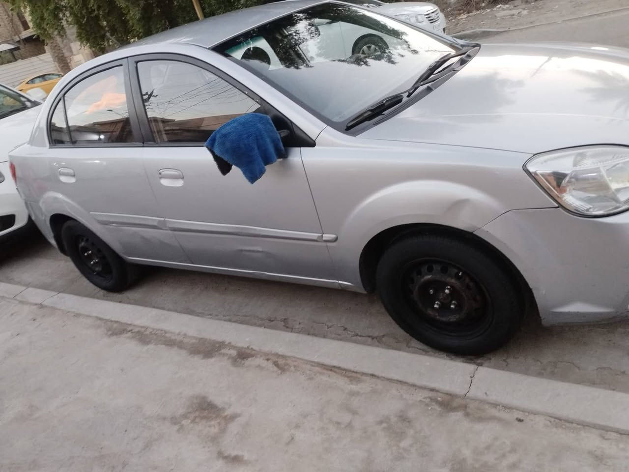 السلام عليكم
كيا ريو 2011 شركه العامه مكفوله من الضربه والصبغ فقط بارد 

مكينه ١٦٠٠

جام كهرباء

كير عادي

تحكمات ستيرن

سماعات سستم

شاشه

كاميرا

اشاير بالمري وكهرباء

تخم تاير جديد

رقم أربيل دولي شرط التحويل

مكاني بغداد الغزاليه

السعر 83ورقه 

***********
