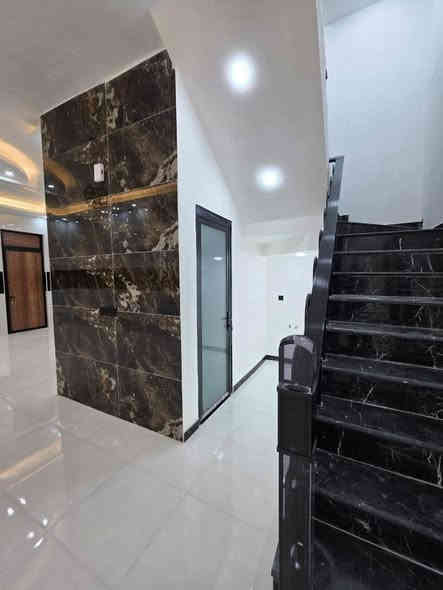 يالله سلام عليكم واسعد الله اوقاتكم
 ***********
الاعلان اليوم تحفه

دار سكن قاطين للبيع بناء 2025 
مو بيت عباره عن فيلا ماشاء الله 
يتكون من 6 غرف منام وديوان 

جنس العقار طابو ملك صرف زراعي بسم عراقي اصولي سند ٢٥

#المساحه200 متر 

يحتوي القاط الاول على غرف منام 2 كل غرفه بيها حمام 
و ديوان كبير
و مطبخ 
او مناور
و صاله و وصحيات داخلي وخارجي 
وگراج 
اما القاط الثاني يحتوي على غرف منام 4 اثنين منهن بيهن حمامات 
بلاضافه الى صاله وصحيات 

العنوان بصره أبي الخصيب البهادريه جهة الشط قريب  على سايدين داخل 
موقع راقي 😎 

جميع الخدمات متوفره ماء كهرباء شارع تبليط 10 متر 
شغل البيت كله درجة أولى

السعر 220 مليون  و بي مجال للشراي
للاستفسار تصل ***********
