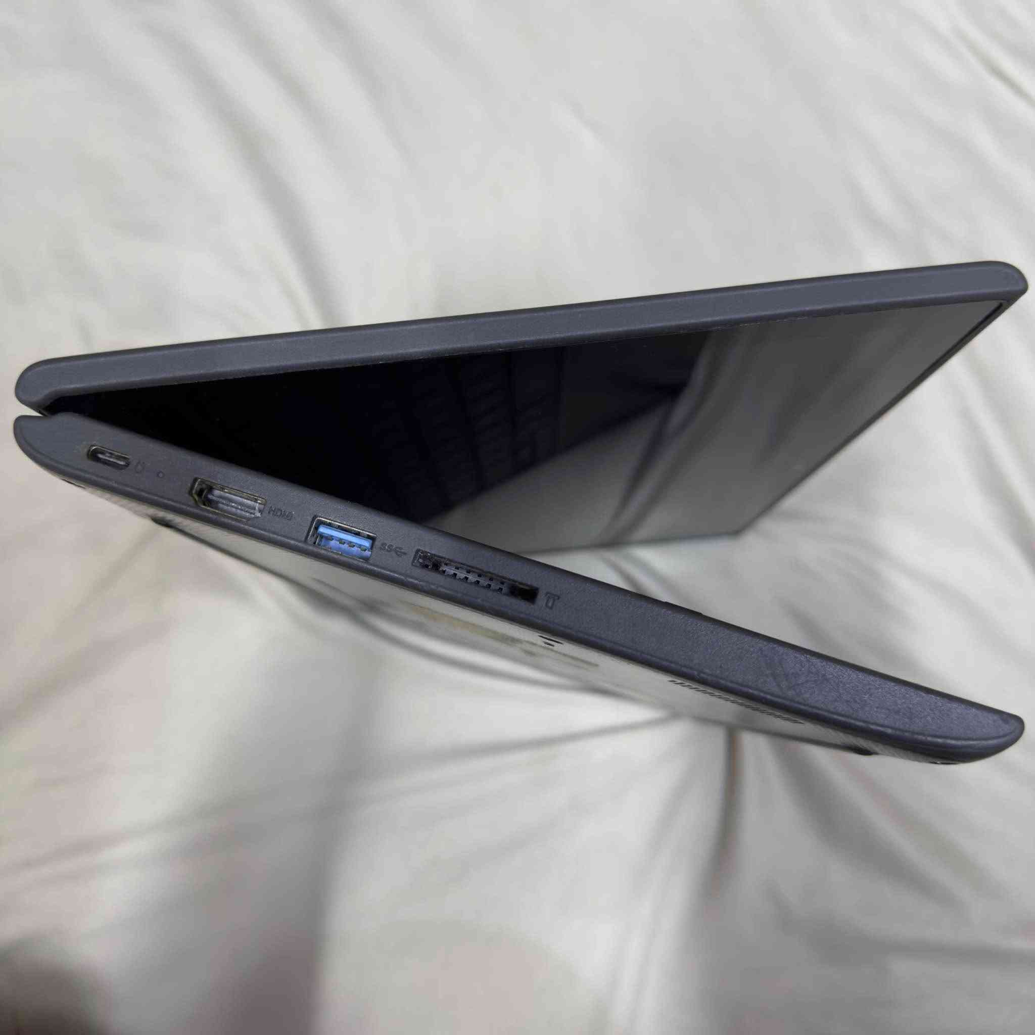 للبيع جهاز Lenovo 300e Chromebook (الجيل الثاني)، الجهاز عملي جداً ومتعدد الاستخدامات، بفضل تصميمه المرن الذي يجعله الخيار الأمثل للطلاب أو العمل المكتبي الخفيف.او مشاهدة الافلام 

شاشة لمس (Touchscreen): تدعم اللمس السريع، مما يسهل تصفح التطبيقات والألعاب.
 تصميم 360 درجة: يمكن طي الشاشة بالكامل ليتحول الجهاز من "لابتوب" إلى "تابلت" (آيباد) بسهولة تامة، مما يجعله مثالياً للقراءة أو مشاهدة الفيديوهات.
 قوة التحمل: لينوفو معروفة بتصنيع أجهزة تتحمل الاستخدام اليومي المكثف.
 النظام: يعمل بنظام ChromeOS (سريع، آمن، ولا يحتاج لصيانة معقدة).
 الأداء: معالج من شركة MediaTek يوفر توازناً ممتازاً بين الأداء وتوفير البطارية.

الاستخدام: مثالي للدراسة، البحث، منصات التعليم عن بُعد، وتصفح الإنترنت.
 التطبيقات: يدعم تشغيل تطبيقات أندرويد من متجر Google Play.
 الحالة: الجهاز بحالة تشغيلية ممتازة (نظيف جداً).

ملاحظات:
 مرفق مع الجهاز الشاحن الأصلي الخاص به.
 الجهاز جاهز للاستخدام مباشرة (تم عمل ضبط مصنع له).
 السعر المطلوب: [175] (قابل للتفاوض بالمعقول).
للجادين فقط، يرجى التواصل عبر [الرسائل/***********]. المعاينة والتجربة في [البصره كرمه علي]. البصرة, العراق
