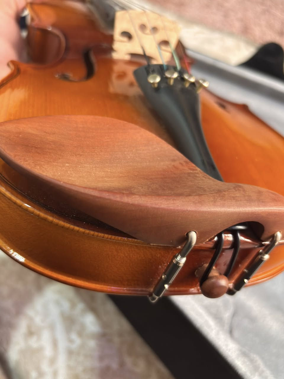 � كمان 4/4 كامل للبيع – مع جميع الملحقات – جاهز للعزف 🎻

فرصة جيدة لعشاق الموسيقى أو لمن يريد تعلم العزف على الكمان. الكمان بحالة جيدة ومحافظ عليه، وصوته جميل.

المواصفات:
✔️ الحجم: 4/4 (حجم كامل للكبار)
✔️ الموديل: GVTS00
✔️ صناعة شركة Nantong Sinomusic Enterprise Limited
✔️ الواجهة الأمامية: خشب Spruce (سبروس)
✔️ الظهر والجوانب: خشب Maple (قيقب)
✔️ لوحة الأصابع: خشب Ebony (أبنوس)
✔️ الطلاء لامع وجميل، والكمان جاهز للعزف مباشرة

الملحقات المرفقة:
🎻 الكمان
🏹 قوس بحالة جيدة
🎒 صندوق حماية للكمان
🧱 صمغ خاص بالقوس (Rosin)

✨ مناسب جدًا للمبتدئين وطلاب الموسيقى
✨ آلة جميلة للتدريب والتعلم

💰 السعر: 160,000 دينار عراقي
💬 قابل للتفاوض للجادين


**إذا كنت صاحب هذا الإعلان وتريد حذفه لأي سبب، رجاءا أرسل رسالة إلى الدعم الفني**