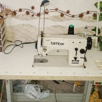 مكينة خياطه • نظيفه • بيها مجال