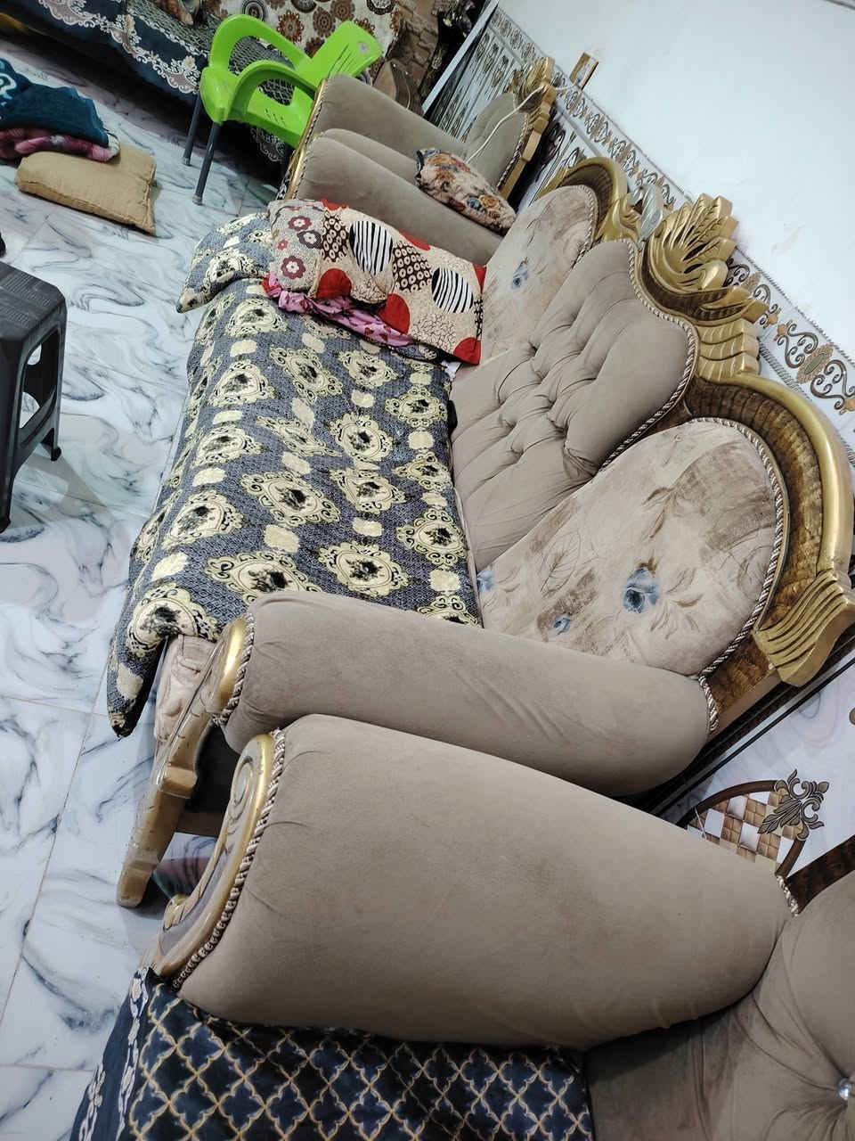 السلام عليكم تخم ١٠ مقاعد للبيع سعر ٣٥٠ وبي مجال مكان بابل ابي غرق حي المرتضى للاتصال ***********
