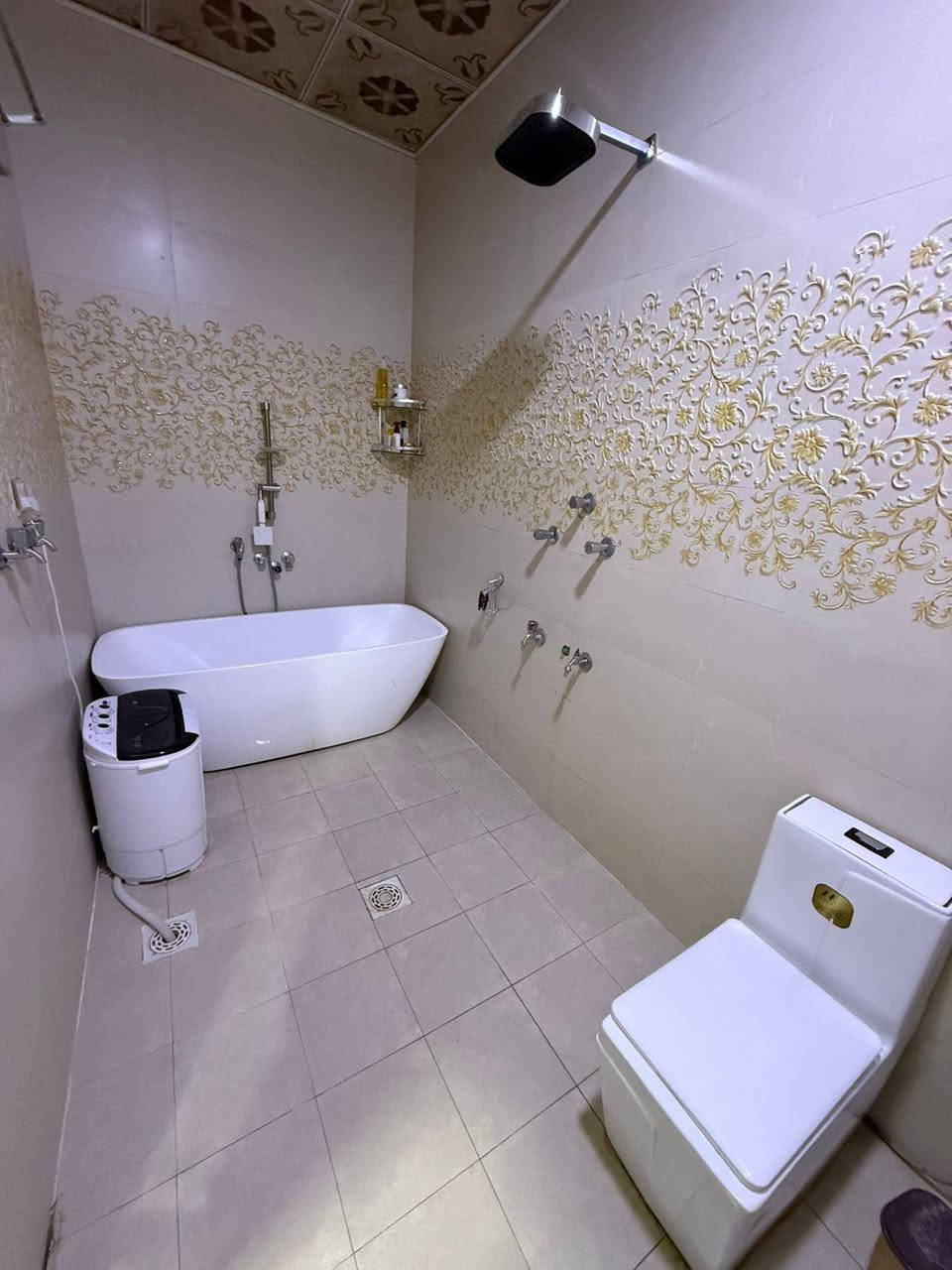 دار للبيع خلف الجوازات شارع الاخلاص ١٥٠متر بناء حديث طابق ونص ارضيه مرمرشوكر سيراميك اسباني عرض الشارع ١٥متر للاستفسار ***********
