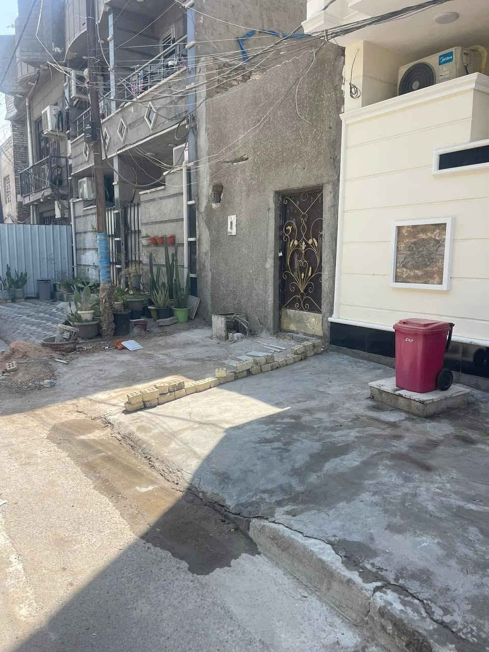 بيت للبيع ٤٠ متر واقع حال ٤٥ متر شارع عريض مقابيل بيت تشجير ب 🏠 غرفتين نوم.وصالة وخدمات  بي مؤجر بيت 🏠 
بغداد الجديدة الالف دار يم مدرسة شهيد جمال الابتدائية 

مكتب فؤاد للعقار 

***********
