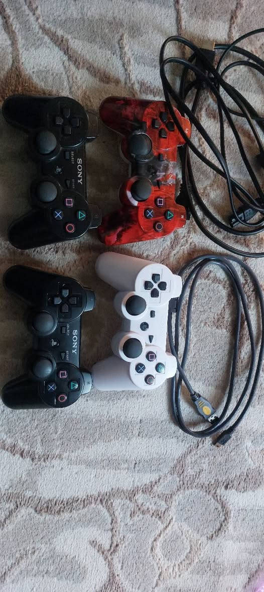 السلام عليكم  بلي3
لوك ستيكر مامفتوح شرط مع 4 يدات كلهن شغالات وحده منهم اصليه 
الذاكره528
 بالاضافه الكيبلات وواير الشحن اصليات  
بي نظام مكاتب يعني تنزل العاب عن طريق النت
من ضمن الالعاب الي بي  بيس2026 مع كول اول ديوتي بلاك اوبس 1 مهكره
وبي حساب تلعب اونلاين
جهاز كامل مكمل وفول نضافه شرط
سعر130 مكاني موصل
***********
