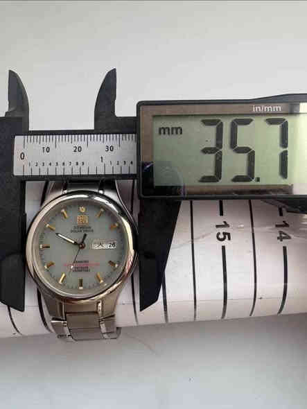 ساعة Elgin Titanium Solar Drive
اصلية مستعملة بطارية وتشحن بالطاقة الشمسية او اي مصدر ضوء  تيتانيوم بالكامل السعر 75$ 
المهتم يتواصل على الخاص او واتساب *********** يتوفر توصيل كل العراق بغداد
