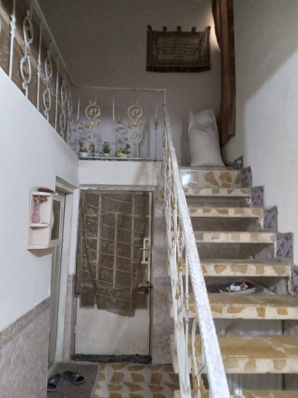 السلام عليكم 
بيت 200 متر طابقين مطلوب 100 مليون للمصرف العقاري وبليد 60 عدا الطلب في الديوانية حي الزيتون شارع 15 قرب المدارس الجدد
***********
