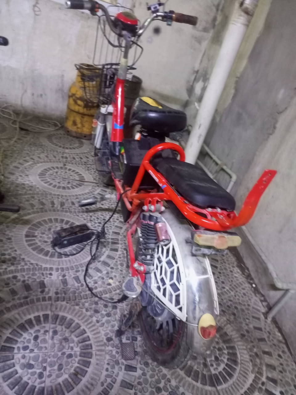 سلام عليكم 
بايسكل شحن للبيع 
90 بي مجال كل عيب مابي
***********
