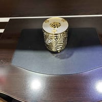 ميز مكتب • كرسي دوار • علم كبير