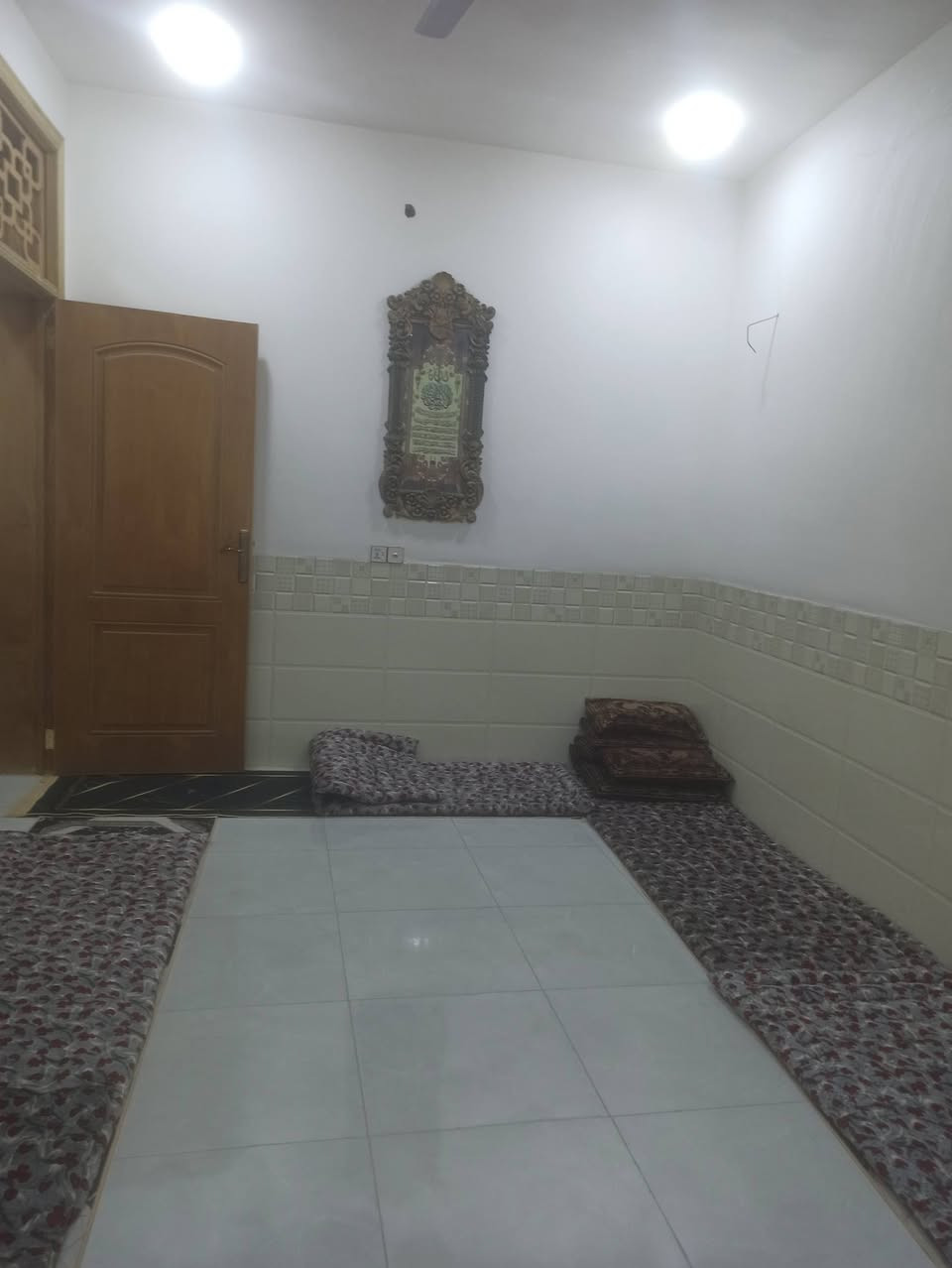 سلام عليكم
الدار للبيع 
المساحه /100
الواجهه / 5 
النزال/ 20

 بناء كامل حديث طابق واحد 
استقبال _ كلدور _ مطبخ بارد _ مطبخ حار _ غرفه نوم _ حمام _ صحيات خارجيه 

العنوان / كراغول شارع زين العابدين 
الاستفسار على الرقم. ***********
