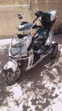 دراجه شحن للبيع نظيفه تشتغلا سويج بسعر مناسب رقم الهاتف 07722623025