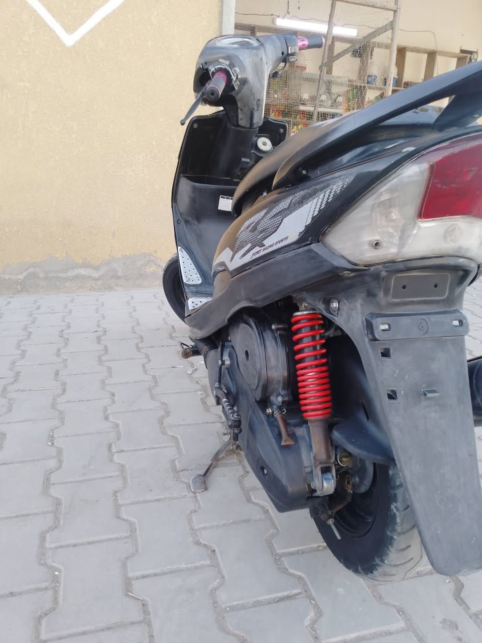 سلام عليكم دراجه ماكس عدله البيع دراجه محركه مكفول  نضيفه مابيه بي  نقص غراضه كله بلادي بس السلف تجاري والسالنصه ف ام  مكاني بغداد الحسينيه هذا رقمي ***********
