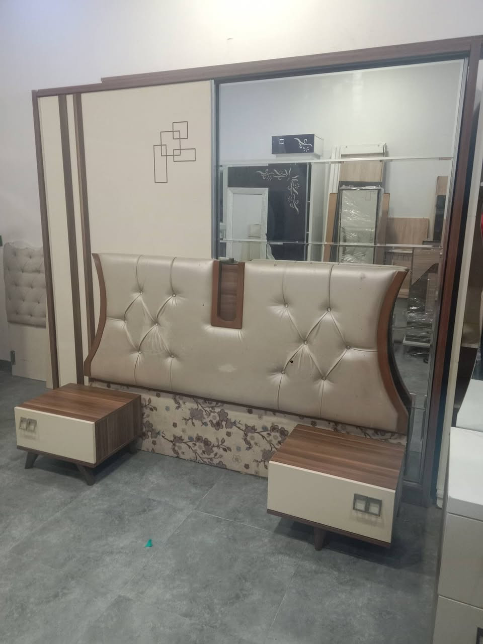 غرفة نوم للبيع 5 قطع مع شد ونقل ودوشك سعر 300 للتواصل ***********
