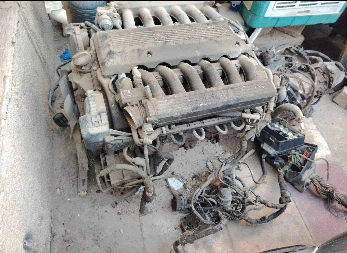 كير ومكينه واكسل وكاردن بيئم 12سلندر BMW مع عقول المكينه والكير بيها نقص بس سلف للبيع السعر 25 ورقه المكان بغداد للاستفسار الاتصال على الرقم ***********
