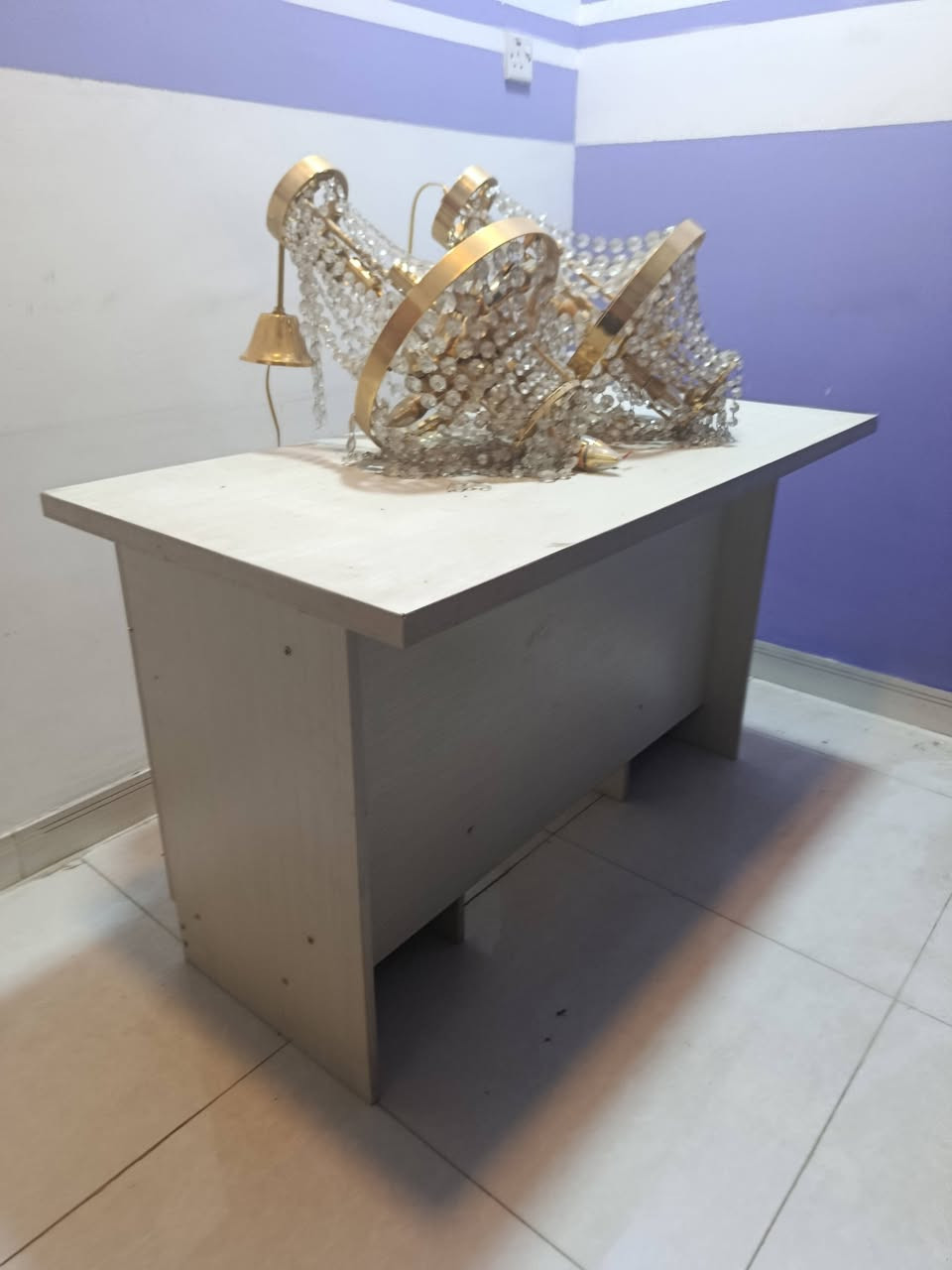 اثاث للبيع
كنتور بابين إيطالي 
ميز كبير 
ثريات 
سعر المجموع 300الف 
استفسار ***********
بغداد الكرخ
