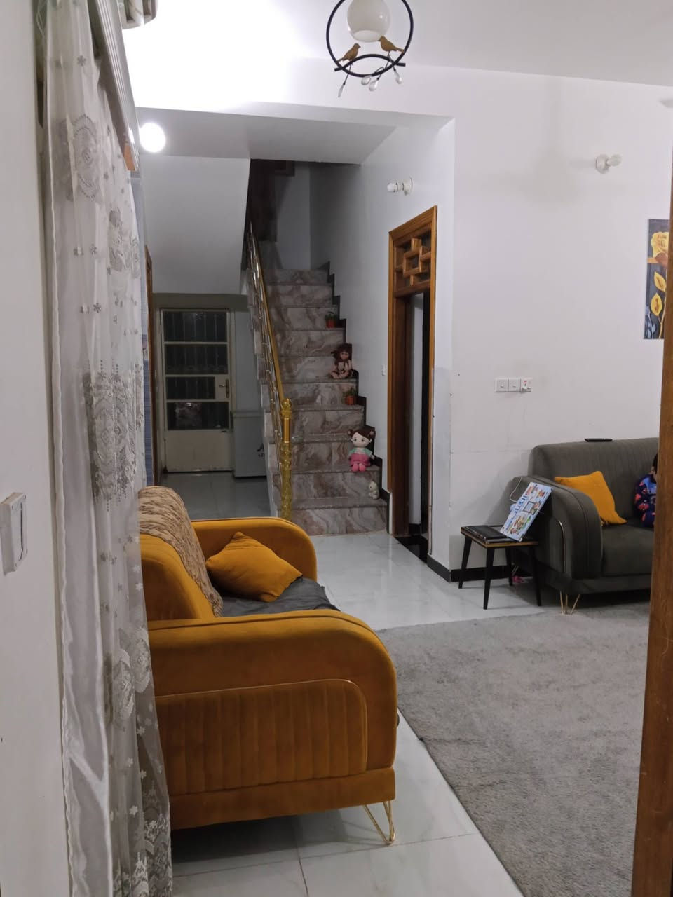 دار للبيع في الجامعة 200م طابق واحد مطبخ وصاله واستقبال مفتوح للصاله وغرفتين نوم ومجمع صحي والفوك بيتونه وممكن اضاف غرفتين مقابل مدرسة الجامعه بالفرع المقابل لها رقم القطعه 864 السعر خاص الرقم ***********
